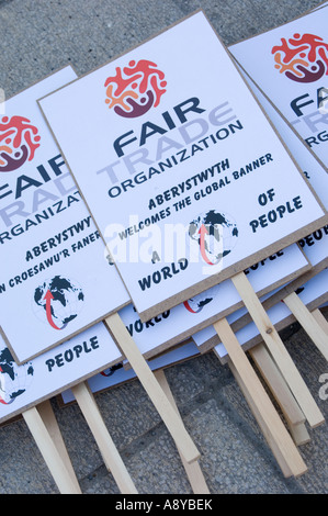 Aberystwyth accoglie favorevolmente il Fair Trade Organization banner come parte del tour internazionale per aumentare la consapevolezza dei problemi dello sviluppo Foto Stock