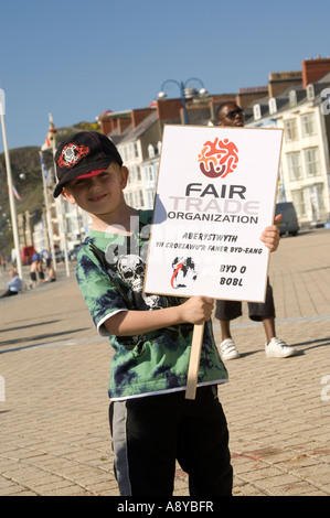 Aberystwyth accoglie favorevolmente il Fair Trade Organization banner come parte del tour internazionale per aumentare la consapevolezza dei problemi dello sviluppo Foto Stock