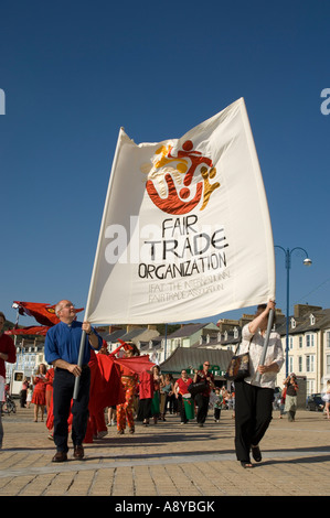 Aberystwyth accoglie favorevolmente il Fair Trade Organization banner come parte del tour internazionale per aumentare la consapevolezza dei problemi dello sviluppo Foto Stock