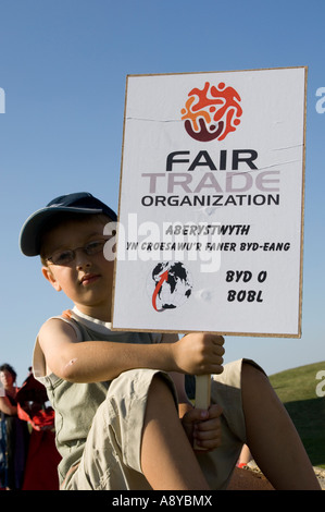 Aberystwyth accoglie favorevolmente il Fair Trade Organization banner come parte del tour internazionale per aumentare la consapevolezza dei problemi dello sviluppo Foto Stock