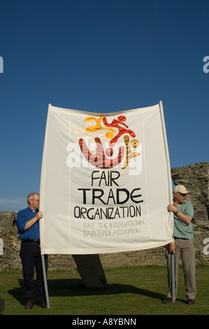 Aberystwyth accoglie favorevolmente il Fair Trade Organization banner come parte del tour internazionale per aumentare la consapevolezza dei problemi dello sviluppo Foto Stock