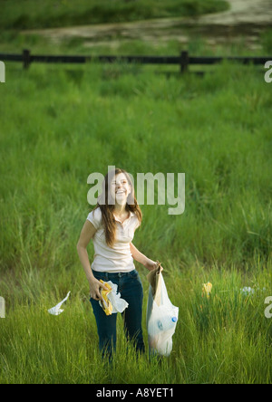 Donna di prelevare il cestino in campo Foto Stock