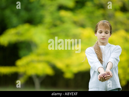 Ragazza con le mani a tazza Foto Stock