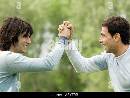 Due giovani amici maschi dando a ogni altro handshake speciale Foto Stock