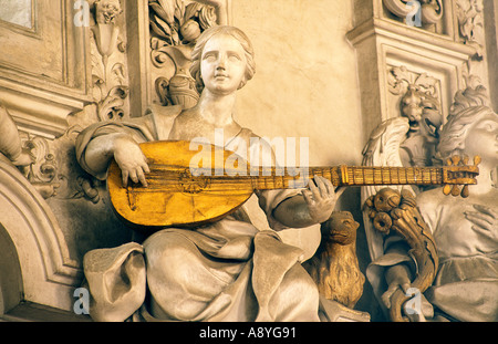 Dettaglio nell'Oratorio del Rosario di Santa Zita, Palermo, Sicilia, Italia. Stucchi di Giacomo Serpotta. La donna la riproduzione di liuto Foto Stock