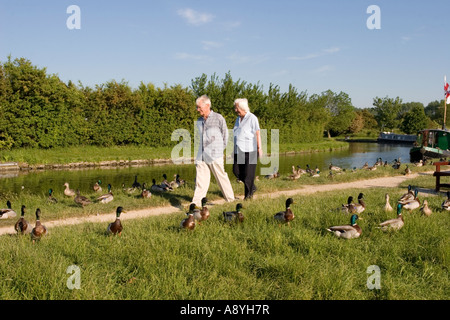 Coppia di anziani facendo una passeggiata serale Grand Union Canal Marsworth Buckinghamshire Foto Stock