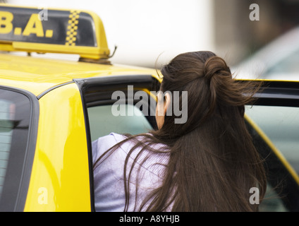 Donna arrivare in taxi Foto Stock