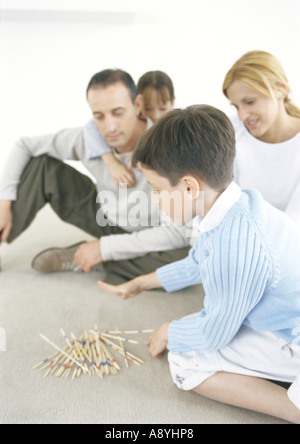 La riproduzione della famiglia del pick-up sticks sul pavimento Foto Stock