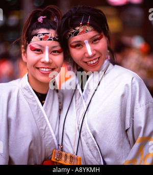 Le giovani donne che partecipano al Festival Yosakoi in Nagasaki Foto Stock