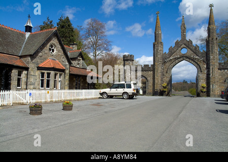 Dh KENMORE PERTHSHIRE Station Wagon Lodge e Castello di Taymouth archway Foto Stock