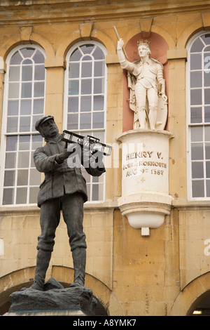 Statua di Enrico V e Charles Rolls Monmouth Monmouthshire Galles Foto Stock