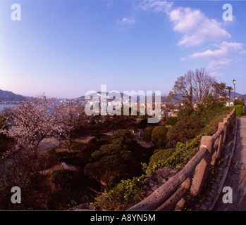 Vista panoramica del Porto di Nagasaki come visto da Glover House - ex casa del mercante inglese Thomas Glover Foto Stock