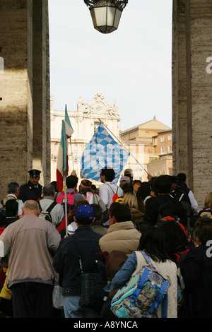 Folla in Vaticano Italia Foto Stock