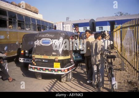 Il traffico si è fermato a un passaggio a livello sulla linea ferroviaria tra Jhansi e Agra Uttar Pradesh, India Foto Stock