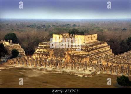 Il gruppo di un migliaio di colonne con il Tempio dei Guerrieri a CHICHEN ITZA Yucatan Messico Foto Stock