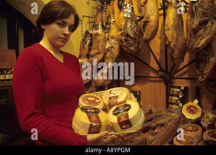 La torta del casar formaggio al El Gourmet de la Bellota Shop San Juan Caceres quadrati Extremadura Spagna Foto Stock