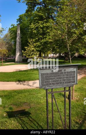 Obelisco di Richard Beau Nash e Placque esplicative in Queen Square Bath Somerset Inghilterra Foto Stock