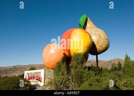 Fibra di vetro di grandi dimensioni icone di frutta a Cromwell vicino al lago Dunstan in Central Otago Nuova Zelanda Foto Stock