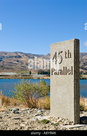 Quarantacinquesimo parallelo marker al Lago Dunstan Cromwell Central Otago Nuova Zelanda, vicino a Queenstown Foto Stock