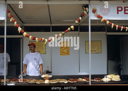 Salsicce e hamburger in vendita in Guca durante il Festival di musica tradizionale della Serbia Foto Stock