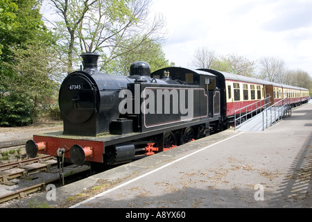 Il vecchio treno a vapore e carrelli Hawes Stazione Ferroviaria Nord Yorkshire Regno Unito Foto Stock