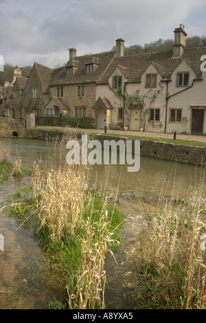 Tessitori Cottages a fianco Bye Brook nel villaggio di Castle Combe in Cotswolds in Inghilterra Foto Stock