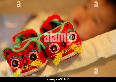 Una coppia di fortunati scarpe per bambini Foto Stock