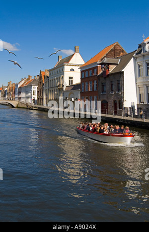 Vista verticale della capanna tradizionale edifici lungo Sint Annarei su una luminosa giornata soleggiata con una gita in barca sul canale. Foto Stock