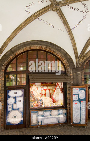 Verticale fino in prossimità di un merletto tradizionale finestra del negozio nel centro di Bruges. Foto Stock