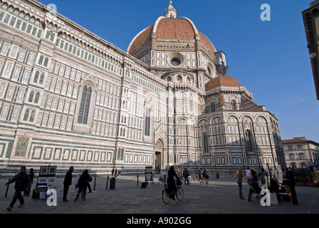 Orizzontale di ampio angolo di elevazione laterale e tetto a cupola della cattedrale di Santa Maria del Fiore o il Duomo in una giornata di sole Foto Stock