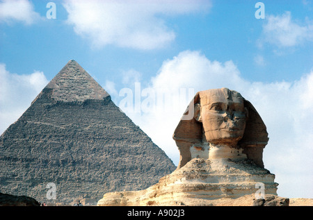 La sfinge e la piramide di Chephren Giza vicino al Cairo in Egitto Foto Stock