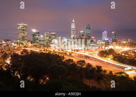 Skyline di Western Australian città capitale, Perth, di notte tempo metodo di esposizione da Kings Park Foto Stock