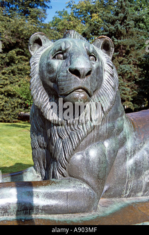 Lion scultura fuori la tomba del Milite Ignoto e la Santa Chiesa di Sofia, Sofia, Bulgaria Foto Stock