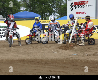 Gara di motocross. 15yr+ divisione aspettano l'inizio della loro razza. Essi ride piccolo 50cc motocicli in questa classe Foto Stock