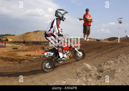 Gara di Motocross 15yr+ Divisione gara. Cresciuto ups ride piccolo 50cc motocicli in questa classe. Foto Stock