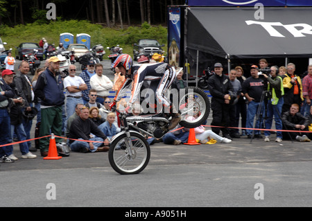 Lake George NY Americade Bike rally Tommi Ahvala ex mondo prove campione di equitazione esegue prove di acrobazie piloti utilizzano una speciale Foto Stock