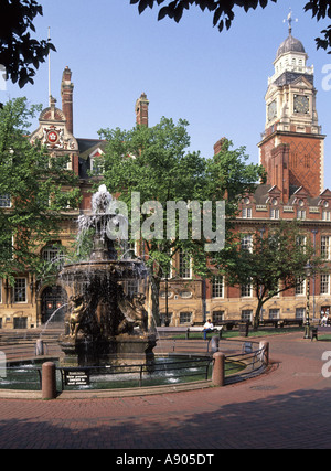 Leicester Town Hall Square del XIX secolo di era di Victorian urbano storico municipio di clock tower building & acqua ornamentale caratteristica fontana England Regno Unito Foto Stock