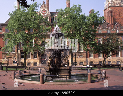 Leicester Town Hall Square del XIX secolo era vittoriana storico edificio Hall & acqua ornamentale caratteristica fontana LEICESTERSHIRE REGNO UNITO Inghilterra Foto Stock