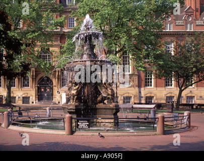 Leicester Town Hall Square del XIX secolo era vittoriana storico edificio Hall & acqua ornamentale caratteristica fontana LEICESTERSHIRE REGNO UNITO Inghilterra Foto Stock