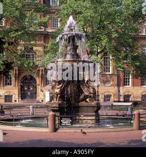 Leicester Town Hall Square del XIX secolo era vittoriana storico edificio Hall & acqua ornamentale caratteristica fontana LEICESTERSHIRE REGNO UNITO Inghilterra Foto Stock