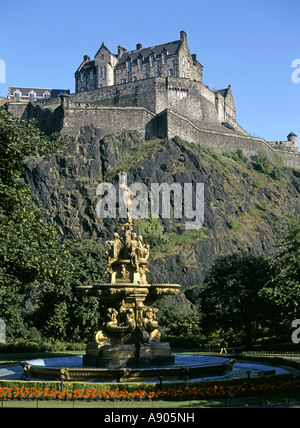 Iconico punto di riferimento e il famoso storico edificio fortezza il castello di Edimburgo sulla affioramento di granito domina lo skyline della città Fontana nel parco sottostante la Scozia UK Foto Stock