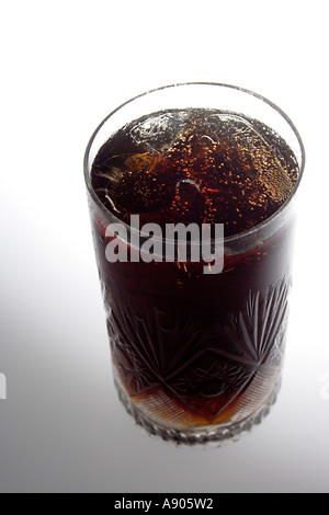 VDA77984 bevanda fredda in un bicchiere di Coca Cola Coke Thumps up Pepsi con una fettina di limone Foto Stock