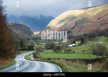 A nord di Grasmere Lake District National Park tardo autunno inizio inverno scenic drive lungo la A591 Valle di percorso su strade vuote Foto Stock