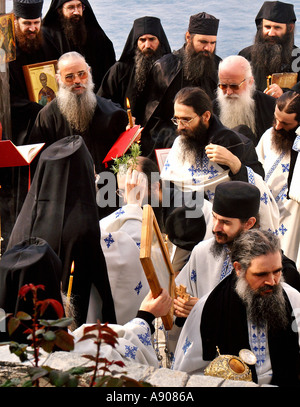 I monaci di eseguire la Pasqua il giorno successivo di litania al St Grigoriou Agios Grigorios il Monastero di Monte Athos Xalkidiki Grecia Foto Stock