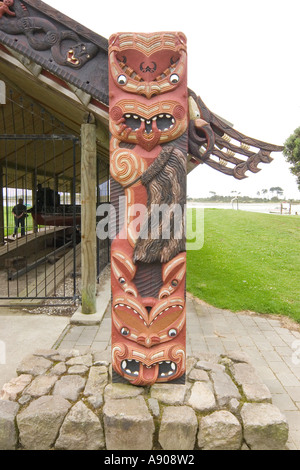 Nuova Zelanda Whakatane Mataatua Waka canoa in canoa casa decorata con oggetti in legno Foto Stock