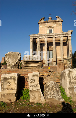 Roma Italia la chiesa barocca di San Lorenzo in Miranda & il Tempio di Antonino e Faustina nel Foro Romano Foto Stock