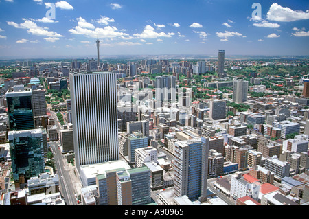 Una vista di Johannesburg e i suoi sobborghi settentrionali come visto dal piano superiore del Carlton Center. Foto Stock