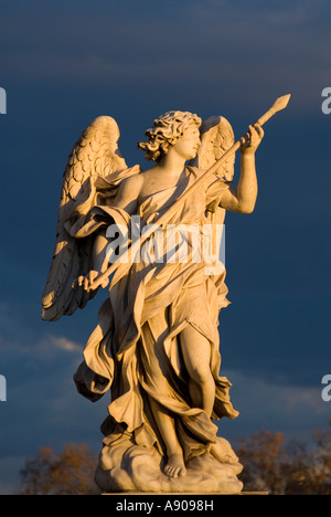 Roma Italia del Bernini angelo barocco sculture sul Ponte Sant' Angelo Foto Stock