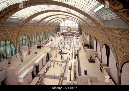 Parigi Musee d Orsay interno convertito in un francese Art Museum da la ridondante Gare d Orsay stazione ferroviaria Francia Foto Stock