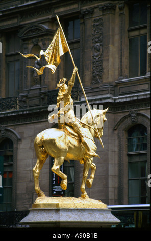 In bronzo dorato statua equestre di Giovanna d'arco una eroina nazionale e patrono di Francia Parigi Francia Europa Foto Stock